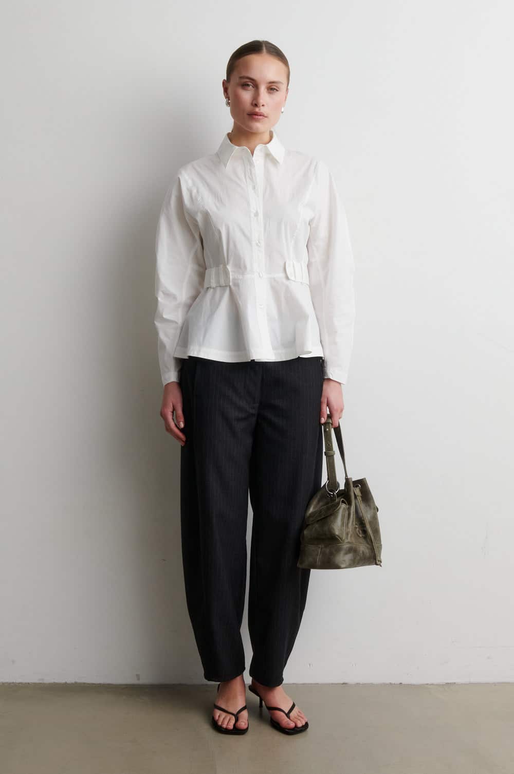 SecondFemale_Vienne-barrel-trousers_1