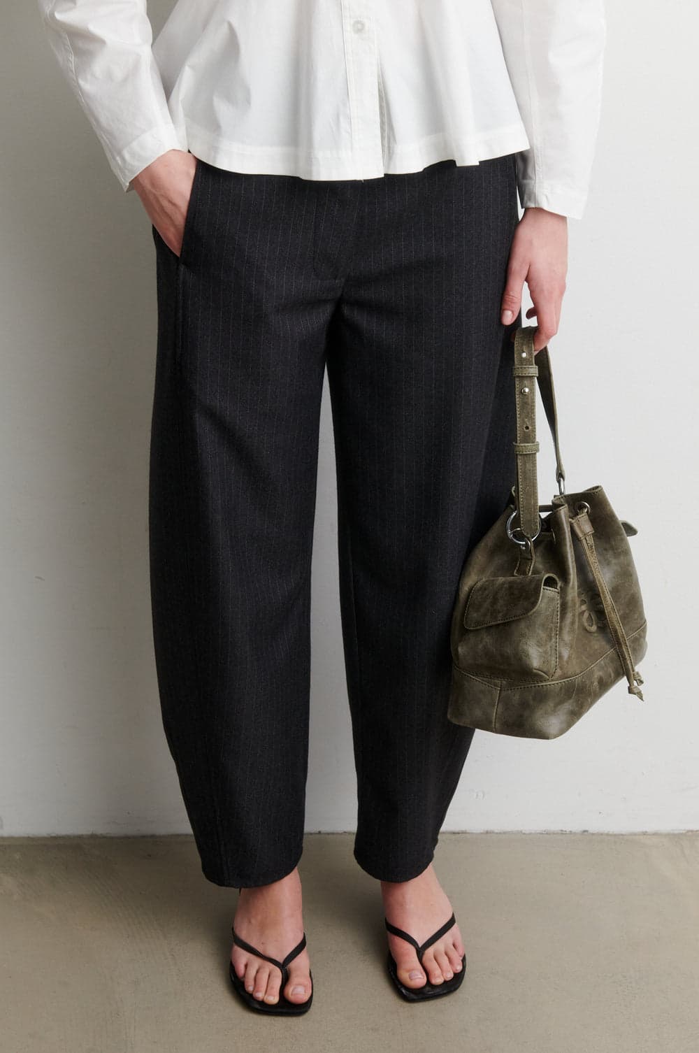 SecondFemale_Vienne-barrel-trousers_2