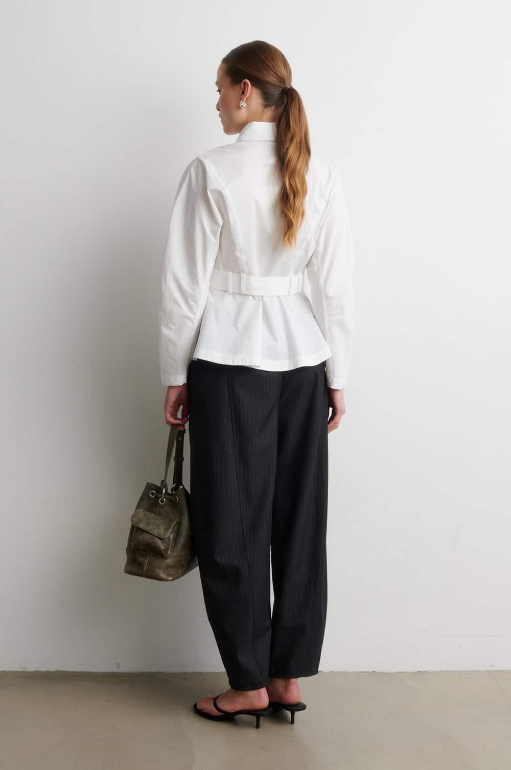 SecondFemale_Vienne-barrel-trousers_4